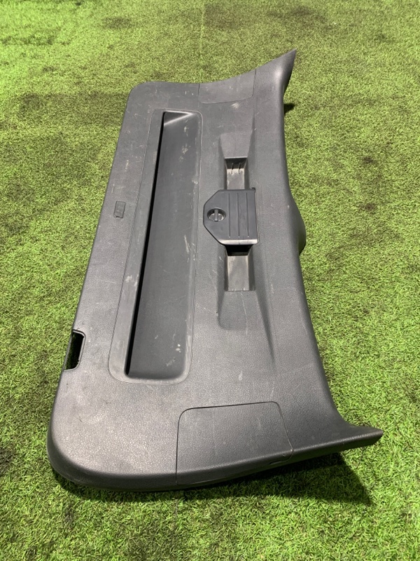 Обшивка крышки багажника