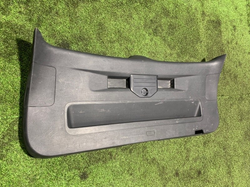 Обшивка крышки багажника