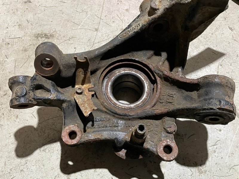 Кулак поворотный задний правый