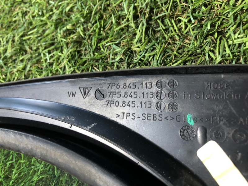 Стекло двери передней левой (форточка)