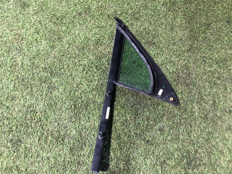 Стекло двери передней левой (форточка)