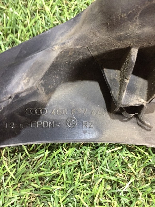 Уплотнитель передней правой двери