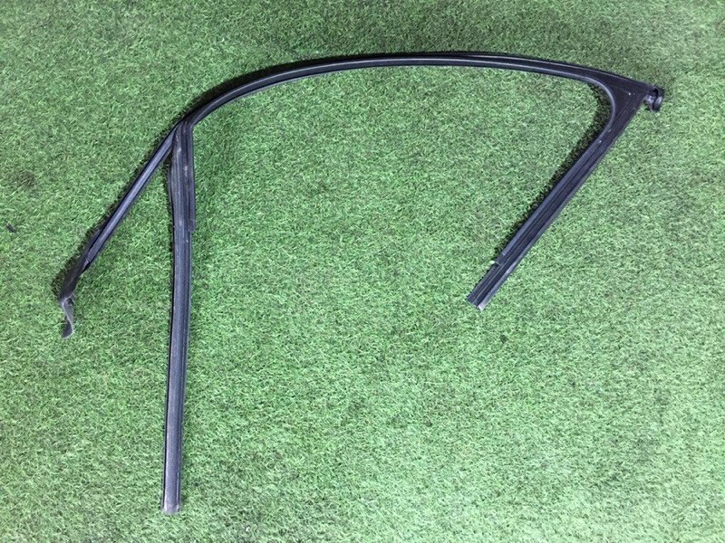 Уплотнитель передней правой двери