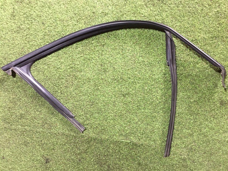 Уплотнитель передней правой двери