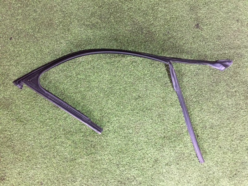 Уплотнитель передней левой двери