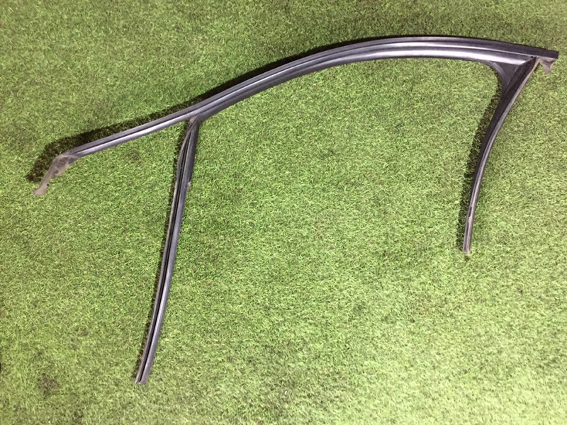 Уплотнитель передней левой двери