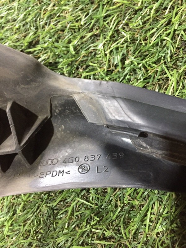 Уплотнитель передней левой двери