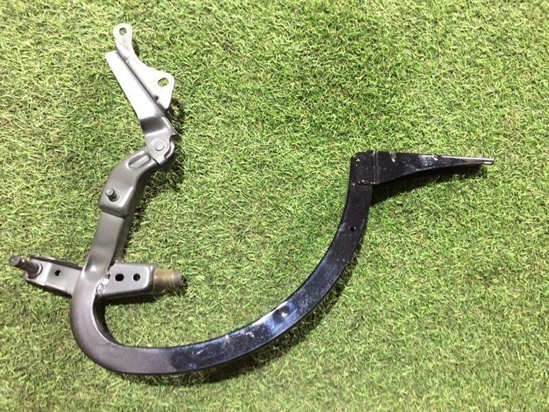 Петля крышки багажника