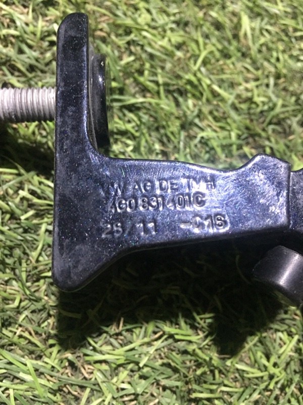 Петля двери задней левой верхняя