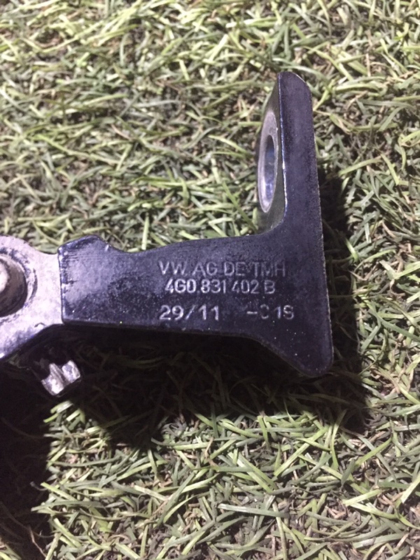 Петля двери передней правой верхняя