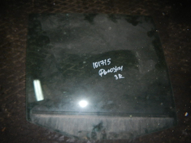 Стекло двери задней правой