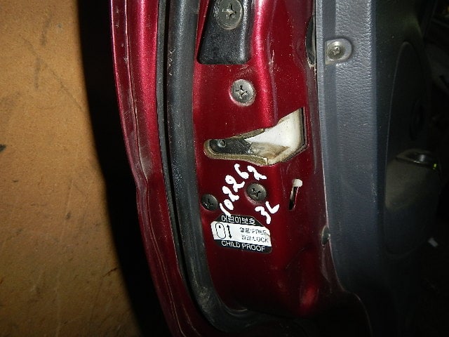 Замок двери задней левой