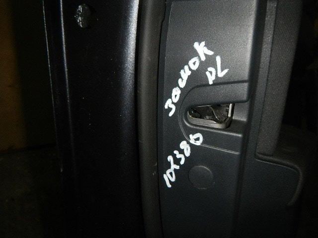 Замок двери передней левой