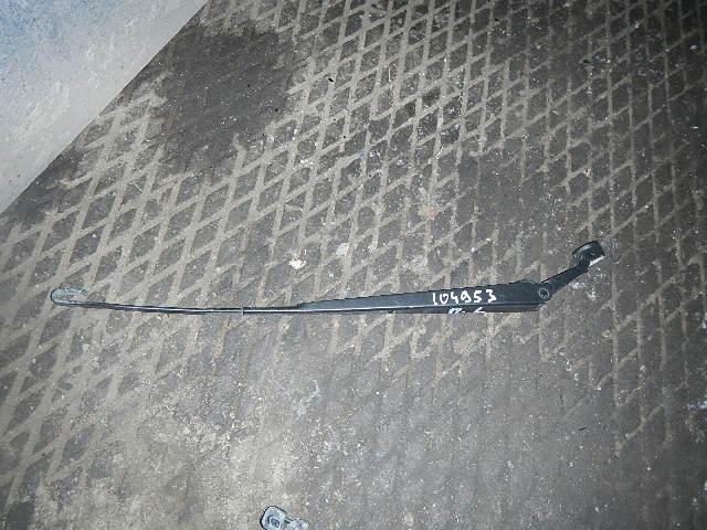 Поводок стеклоочистителя передний левый