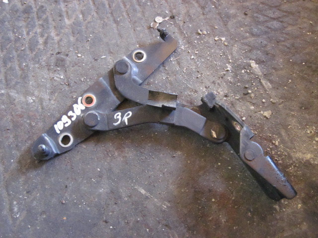 Петля крышки багажника