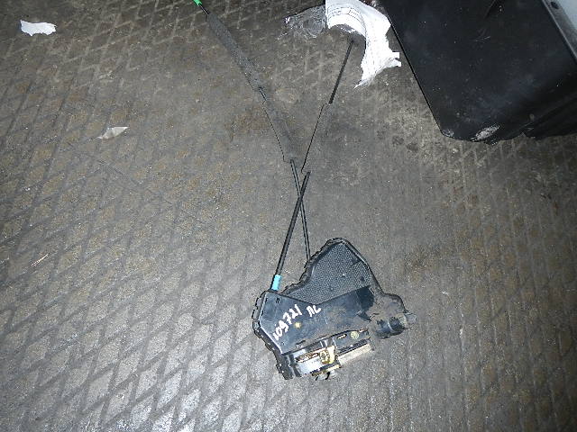 Замок двери передней левой