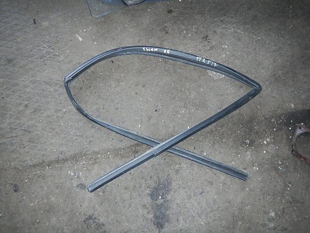 Уплотнитель стекла двери