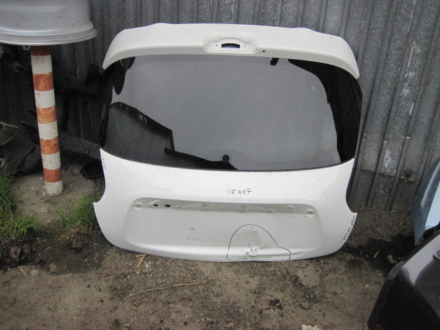 Дверь багажника