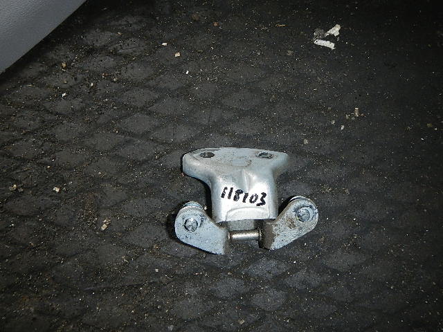 Петля двери задней левой верхняя