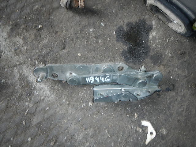 Петля крышки багажника