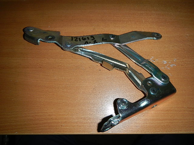 Петля крышки багажника