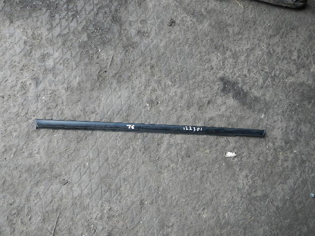 Накладка стекла заднего левого