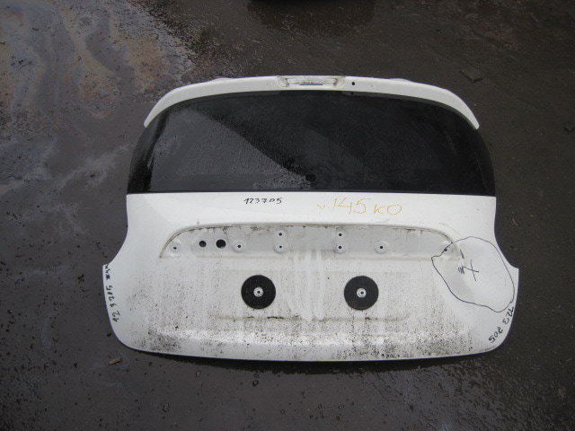 Дверь багажника