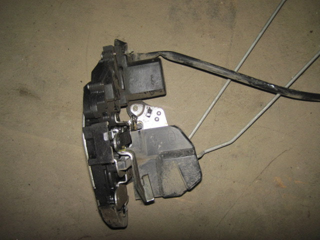 Замок двери задней левой