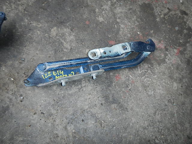 Петля крышки багажника