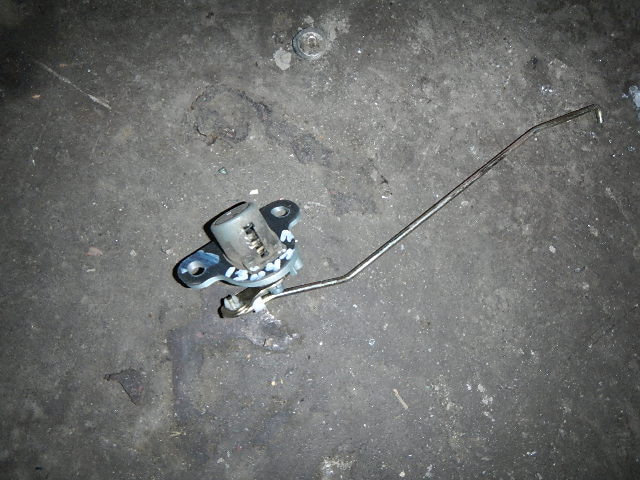 Вставка замка багажника