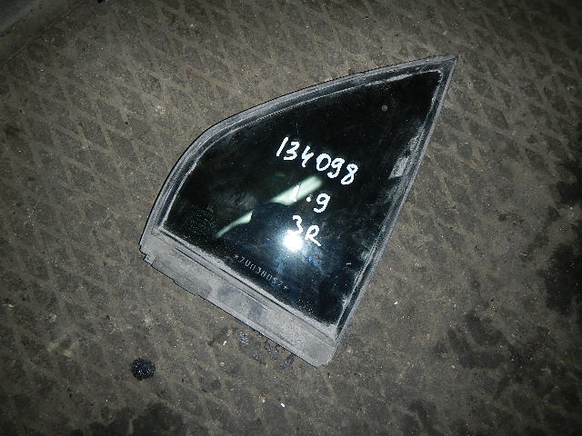 Стекло двери задней правой (форточка)