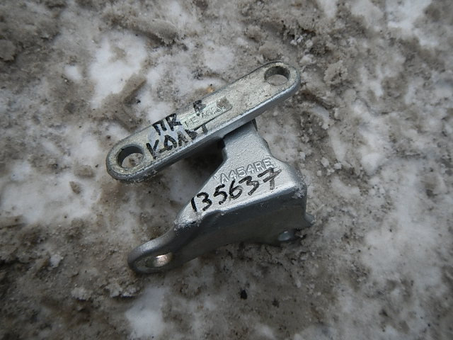 Петля двери передней правой верхняя