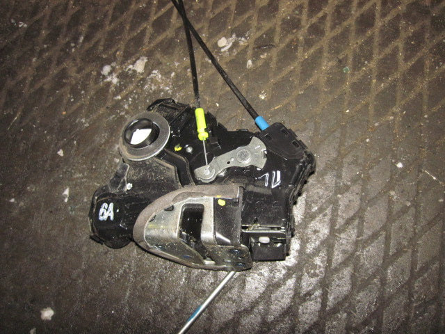 Замок двери передней левой