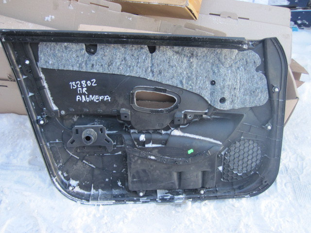 Обшивка двери передней правой