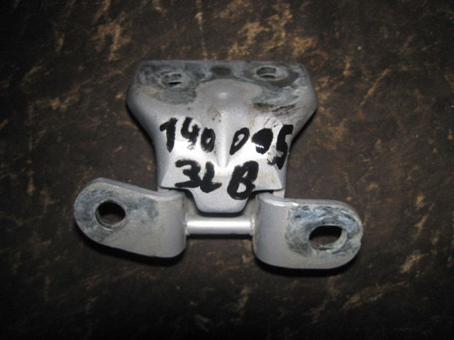 Петля двери задней левой верхняя