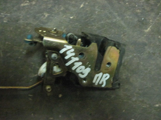 Замок двери передней правой