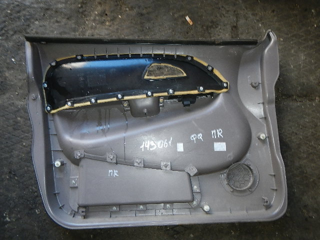 Обшивка двери передней правой