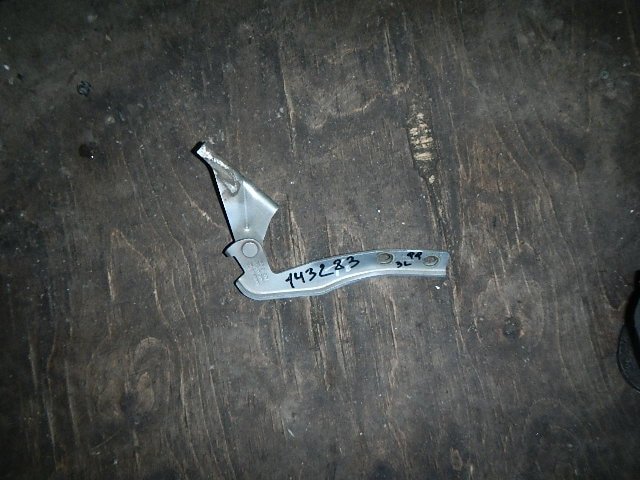 Петля крышки багажника