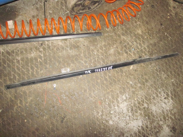 Накладка стекла переднего правого