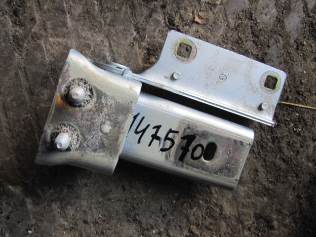 Петля двери багажника