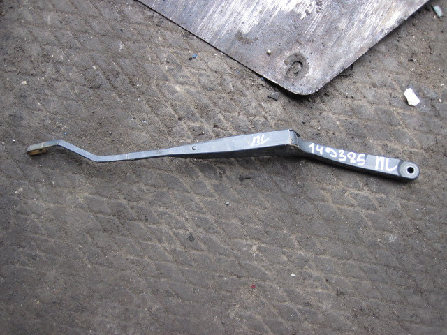 Поводок стеклоочистителя передний левый