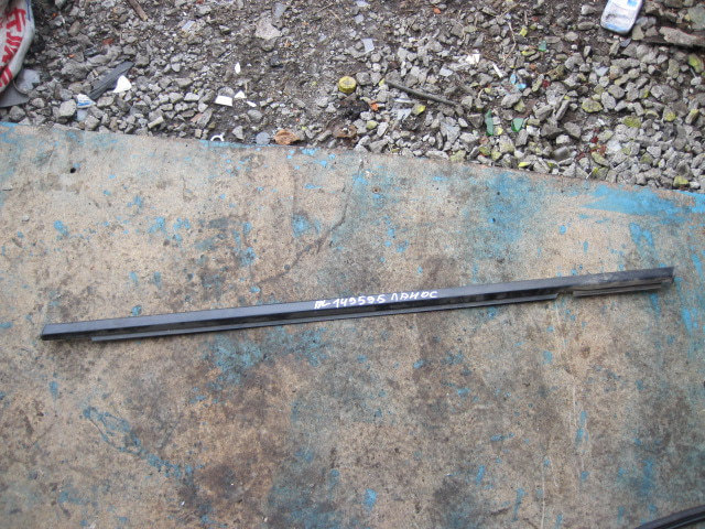 Накладка лобового стекла левая