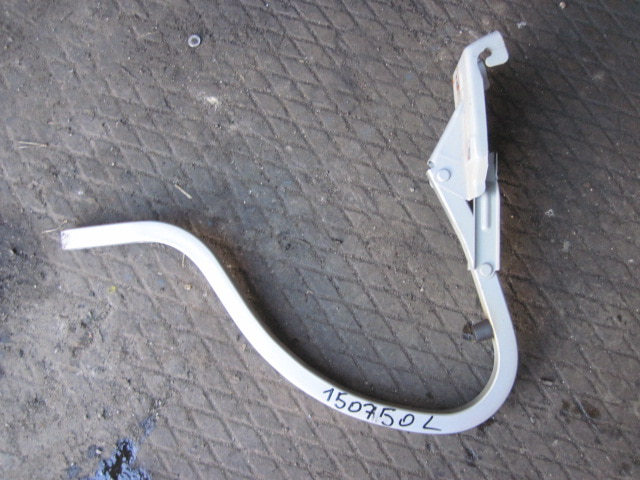 Петля крышки багажника