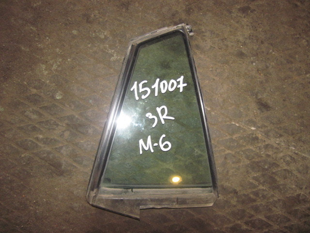Стекло двери задней правой (форточка)