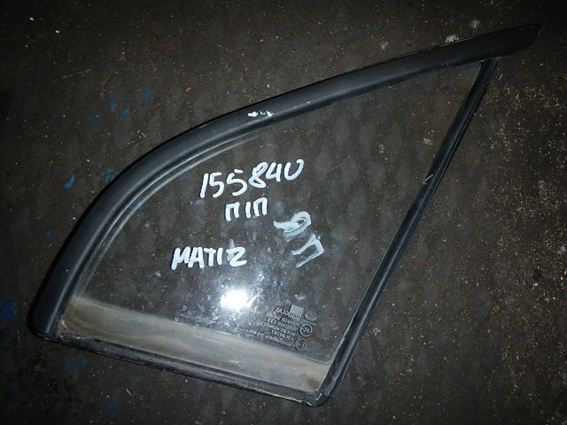 Стекло двери передней правой (форточка)