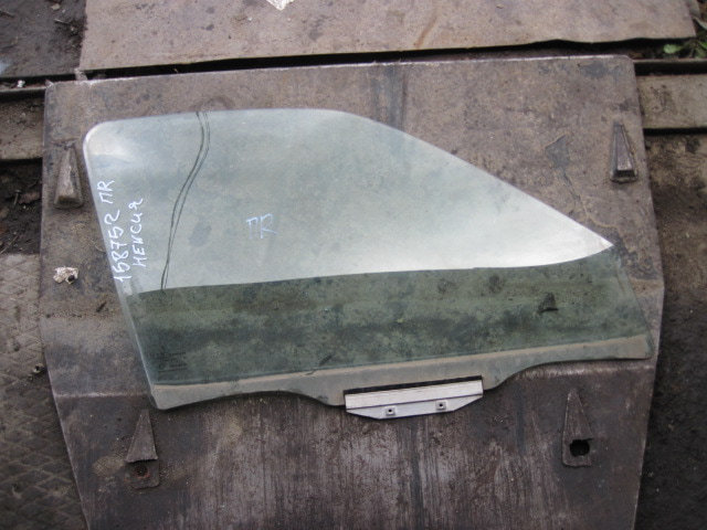 Стекло двери передней правой