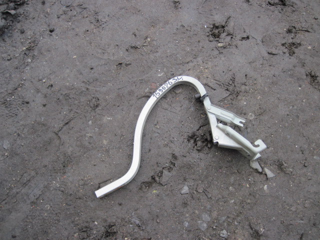 Петля крышки багажника