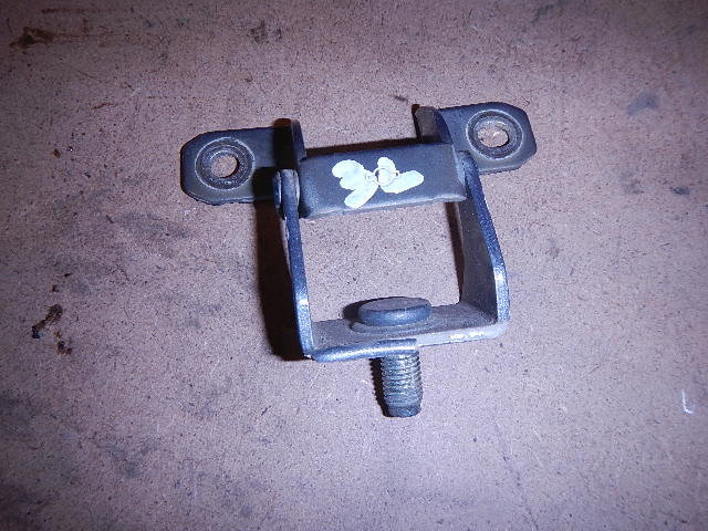 Петля двери багажника