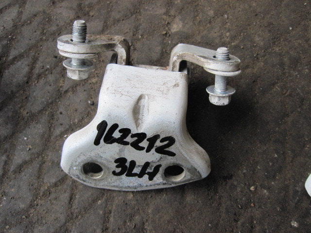 Петля двери задней левой нижняя