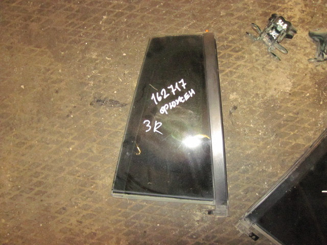 Стекло двери задней правой (форточка)